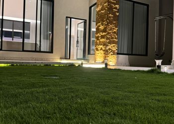 شاليه بتصميم أنيق ومسبح خارجي