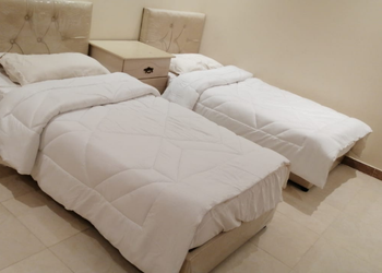 استراحة بجلسه مطله على مسطح اخضر