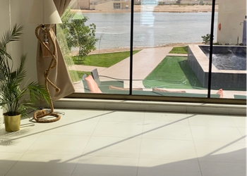 شاليه باطلاله على البحر