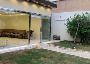 استراحة بجلسة خارجية وألعاب اطفال