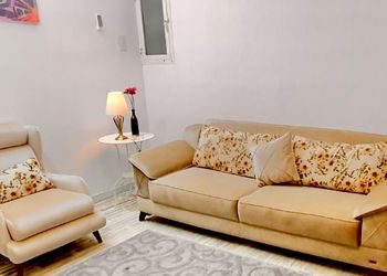 شقة بثلاث غرف نوم ومجلس