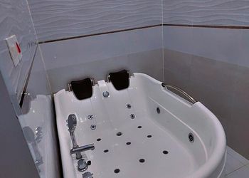 شاليه بمسطح اخضر وجلسة خارجية 