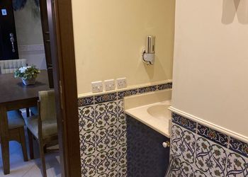 منتجع بحديقة وجلسات خارجية 