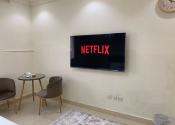 استديو بأثاث مريح وبسيط 