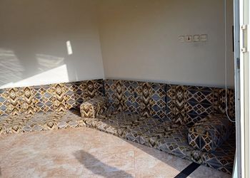 شاليه بجلسة خارجيه ومسطح اخضر في قرطبه