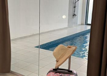 شاليه بجلسة خارجية ومسبح 