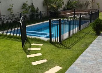 شاليه بجلسة خارجية ومسطح اخضر