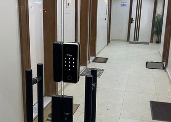 شقه بسرير ماستر وجلسة جانبية