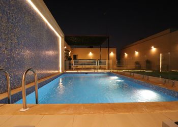 شاليه بجلسة تطل على مسبح خارجي 