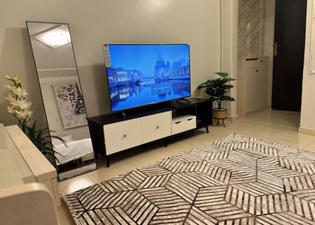 استديو بأثاث مريح وبسيط 