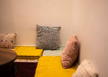 استديو بأثاث مريح وبسيط 