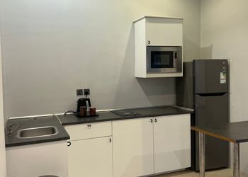 شاليه بركن شواء ومسطح اخضر 