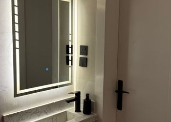 استديو بأثاث مريح وبسيط 