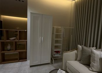 استديو بأثاث مريح وبسيط 