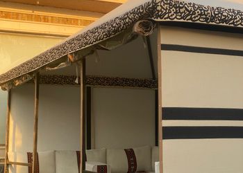 شاليه بجلسة تطل على مسبح خارجي 