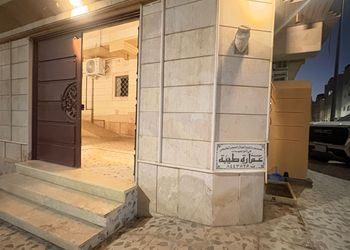 شقة بصالة أنيقة ودخول ذاتي