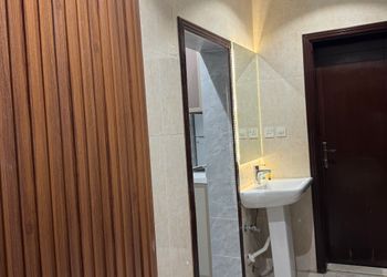 شقة بصالة أنيقة وثلاث غرف نوم 