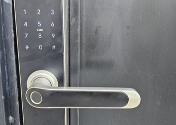 شقة بصالة أنيقة وإطلالة مميزة 