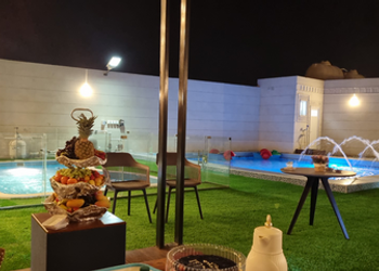 شاليه بجلسة تطل على مسبح خارجي 