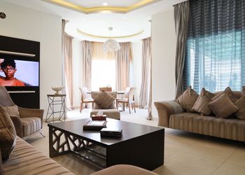 شاليه بجلسة خارجية وألعاب أطفال 