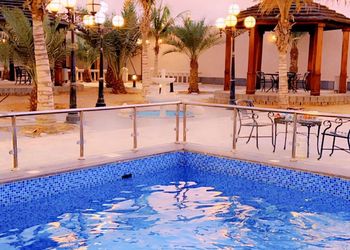 استراحة بمسطح اخضر و مسبح خارجي