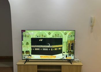 شقة بصالة جلوس وغرفتين نوم 