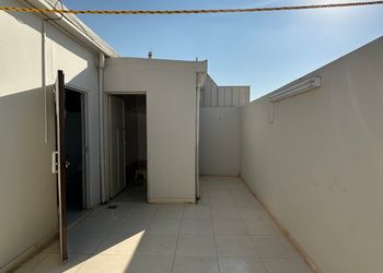شقة بصالة مريحة وغرفتين نوم 