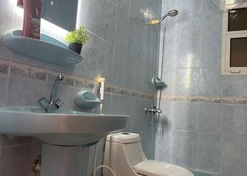 شقة بثلاث غرف نوم ومجلس