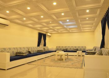 شاليه بمسطح اخضر وجلسات خارجيه