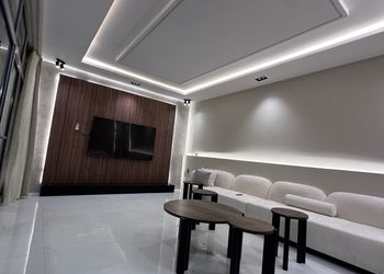 شاليه بجلسة تطل على مسبح خارجي 