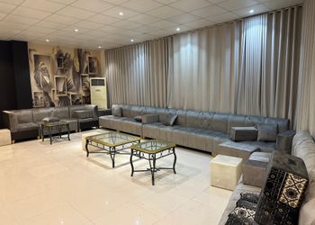 استراحة بمسبح خارجي وصالة جلوس