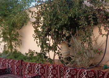 استراحة بمسطح اخضروجلسة خارجية 