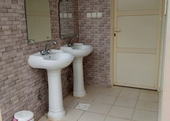 شاليه بجلسة خارجية ومسطح اخضر