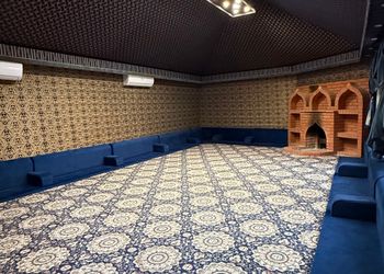 استراحة بمسبح داخلي ومسطح اخضر