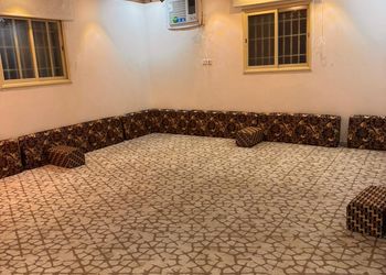 شقة بغرفتين نوم وصالة ومجلس