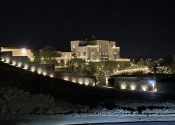 منتجع  بملحق خارجي مطل على الحديقه 