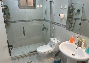 شقة انيقة بصالة وغرفتين نوم 