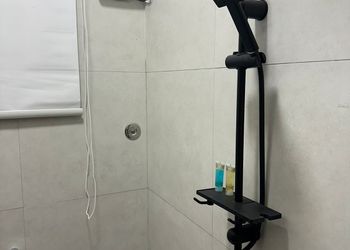 استديو بأثاث مريح وبسيط 
