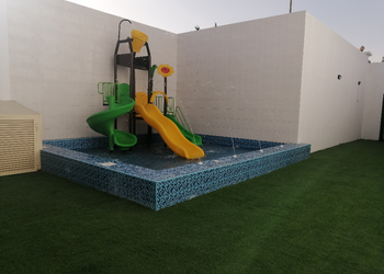 شاليه بجلسة تطل على مسبح خارجي 