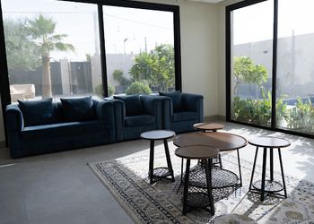 شاليه بجلسة تطل على مسبح خارجي 