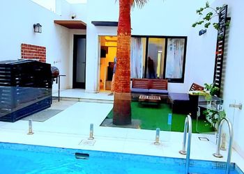 شاليه بجلسة تطل على مسبح خارجي 