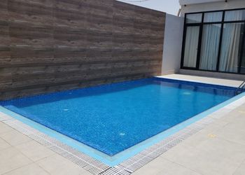 شاليه بمسطح اخضر و مسبح