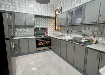 شقة بثلاث غرف نوم وغرفة جلوس 