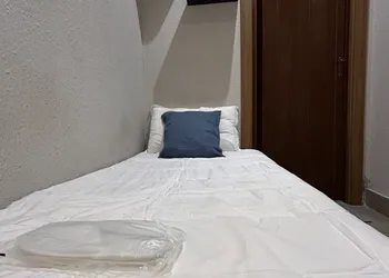 استديو بأثاث مريح وبسيط 