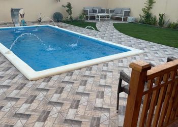 استراحة بمسطح اخضر وجلسة خارجية 