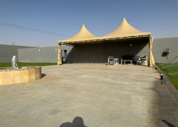 شاليه بمسطح اخضر وجلسة خارجية 