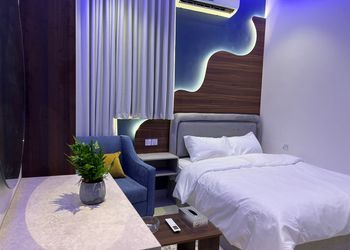 استديو بسرير ماستر وأثاث مريح 