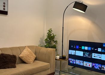 شقة بغرفة معيشة وغرفة نوم 