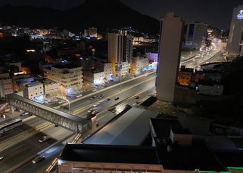 استديو بأثاث مريح وبسيط 