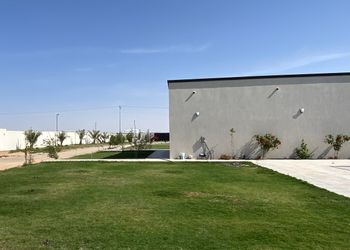استراحة بمسطح اخضر ومجالس